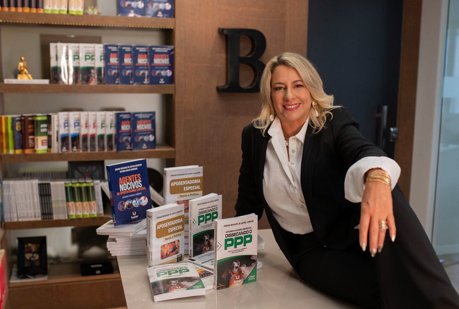 Dra. Adriane Bramante no Escritório Bramante, com seus livros sobre Aposentadoria Especial
